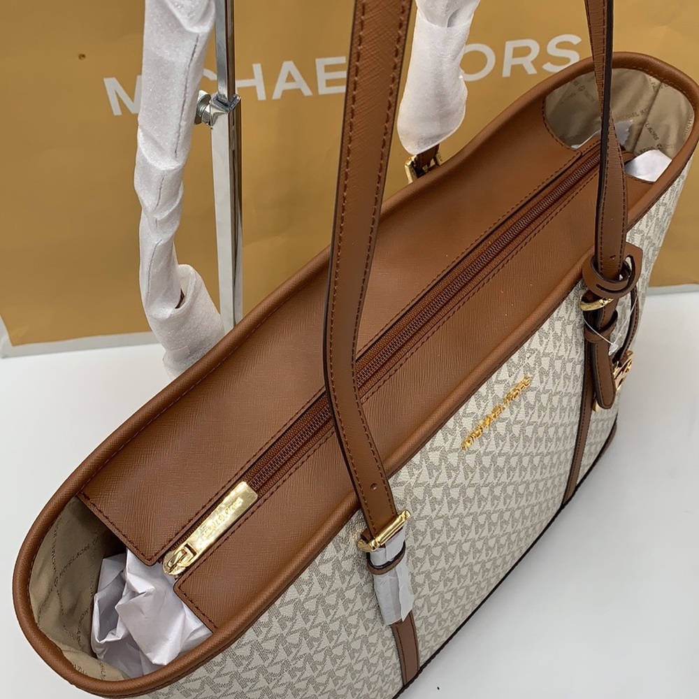 MICHAEL KORS
Jet Set Travel Large Logo Tote Shoulder Bag
COLOR VANILLA
NWT - Picture 6 of 16